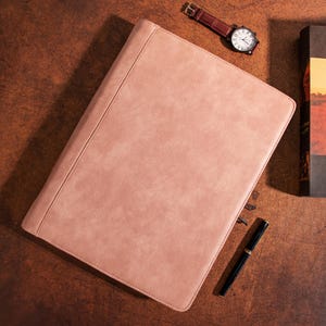 Portefeuille en cuir rose fait main pour femme, Portefeuille en cuir PU avec logo et nom gravé, Porte-bloc-notes A4, Étui pour iPad, Cadeaux pour elle/maman