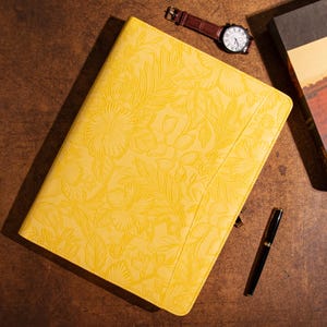 Personalizowane skórzane portfolio dla kobiet, uchwyt na notatnik A4, żółte tłoczone etui ze skóry PU na 13-calowego MacBooka, spersonalizowane prezenty dla niej/mamy