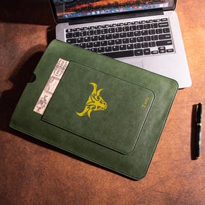 Custodia in pelle PU premium con nome e logo incisi per MacBook da 13" / Borsa professionale per lavoro, design sottile personalizzato, tappetino per mouse minimalista