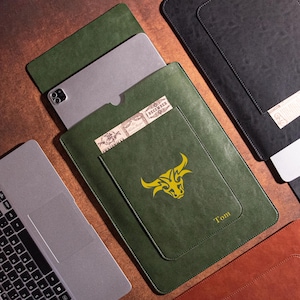 Custodia in pelle PU premium con nome e logo incisi per MacBook da 13" / Borsa professionale per lavoro, design sottile personalizzato, tappetino per mouse minimalista
