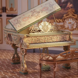 Piano de cola en miniatura de lujo: estilo rococó victoriano / Sala de música de casa de muñecas coleccionable
