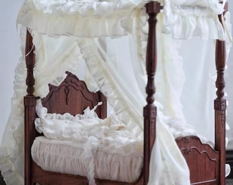 Cama con dosel para muñecas a escala 1:6, estilo rococó en nogal con ropa de cama