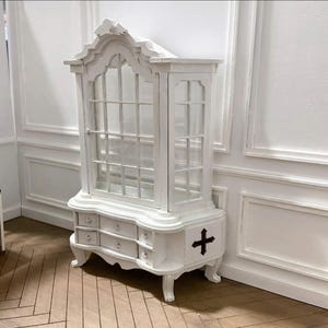 Halloween Limited – 1:12 Scale White Gothic Display Cabinet with Glass Doors – Miniature Dollhouse Hutch for Halloween & Vintage Scenes