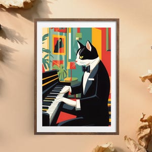 Può includere: Un gatto bianco e nero con uno smoking suona il pianoforte in una stanza colorata. Il gatto è seduto su una panca da pianoforte e ha le zampe sui tasti. La stanza è decorata con piante, una lampada e un dipinto.