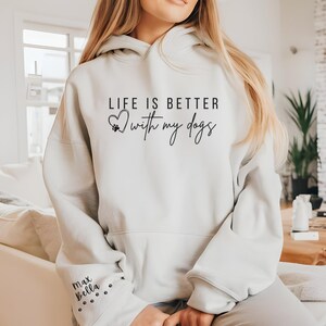 Sweat personnalisé maman chien, la vie est meilleure avec mon chien sweat et sweat à capuche, chemise maman chien personnalisée, cadeau nom de chien pour les parents d&#39;animaux de compagnie