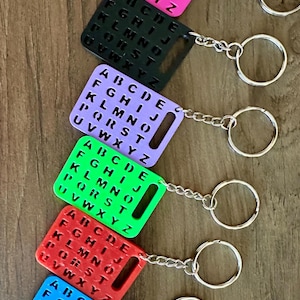 Mini llavero con tablero de letras S2C: ¡fortalezca la comunicación, un llavero a la vez!