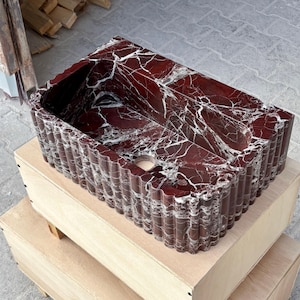 Rosso Levanto-marmeren wasbak – Handgemaakte gecanneleerde stenen wastafel – Luxe roodmarmeren badkamerwastafel