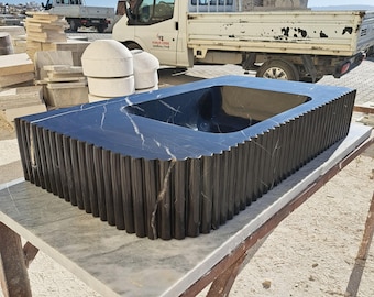 Lavabo de salle de bain en marbre Nero Marquina : façade rainurée, vanité murale