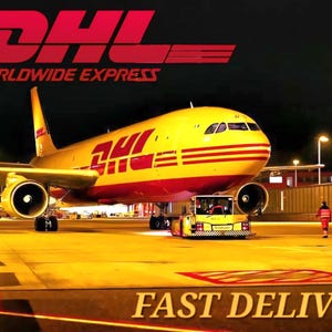 K&ouml;nnte beinhalten: Ein DHL-Frachtflugzeug auf einem Rollfeld bei Nacht, mit dem DHL-Logo und den Worten "WORLDWIDE EXPRESS" in Rot. Die Worte "FAST DELIVERY" stehen unten. Ein gelbes Zugfahrzeug und eine Person in roter Uniform sind ebenfalls zu sehen.