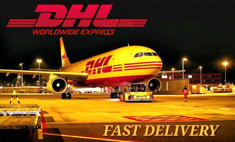 K&ouml;nnte beinhalten: Ein DHL-Frachtflugzeug auf einem Rollfeld bei Nacht, mit dem DHL-Logo und den Worten "WORLDWIDE EXPRESS" in Rot. Die Worte "FAST DELIVERY" stehen unten. Ein gelbes Zugfahrzeug und eine Person in roter Uniform sind ebenfalls zu sehen.