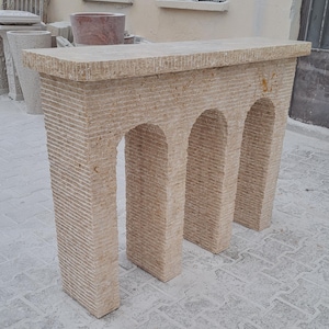 Consolle ad arco in travertino: credenza in stile romano fatta a mano