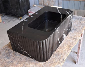 Lavabo en marbre Nero Marquina : Lavabo de salle de bain mural rainuré