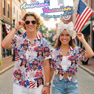 Puede incluir: Dos personas con camisas hawaianas a juego con un diseño de cara personalizado. Las camisas presentan un fondo blanco con gráficos patrióticos rojos, blancos y azules, incluyendo fuegos artificiales, banderas y caras. El texto "American Hawaiian Custom Face 1-10 Pics" es visible.
