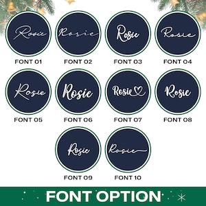 Może przedstawiać: Zbi&oacute;r dziesięciu okrągłych wzor&oacute;w z imieniem "Rosie" w r&oacute;żnych czcionkach. Każdy wz&oacute;r to granatowe koło z białą obw&oacute;dką i białym tekstem. Pod każdym projektem znajduje się tekst "FONT" i numer. Na dole widnieje napis "FONT OPTION".