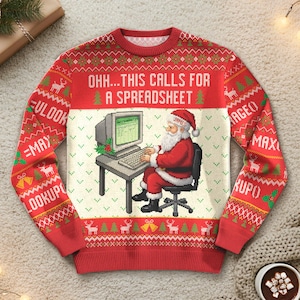 Könnte beinhalten: Roter Weihnachtspullover mit festlichem Design. Der Pullover zeigt den Weihnachtsmann, der an einem Computer arbeitet, mit dem Text "OHH...THIS CALLS FOR A SPREADSHEET". Die Ärmel haben Excel-Funktionen und Weihnachtsmotive.