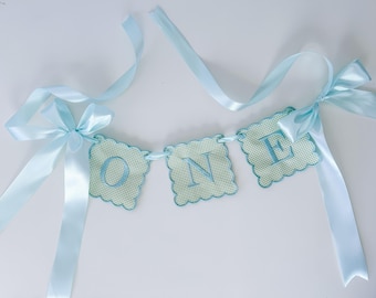 Bandera personalizada con nombre de bebé, bandera con lazo festoneado, bandera bordada para bebé, bandera verde y azul con nombre de bebé, bandera bordada personalizada