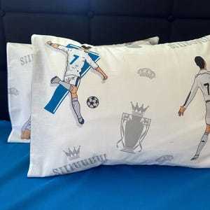 サッカー柄枕カバー、サッカー選手のプリント入り、柔らかなトルコ綿製（33 x 46 cm）
