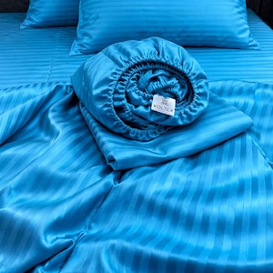 Smaragd Lux Stripe Satin Bettwäsche Set, 100% türkische Baumwolle.  Grüne Bettwäsche, weiches Spannbettlaken, flaches Laken & Kissenbezüge. Benutzerdefinierte Größe.