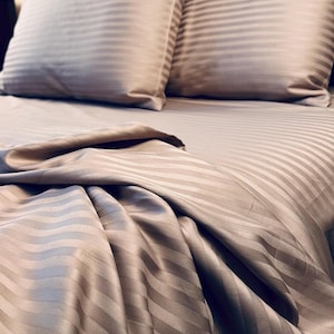 Set di biancheria da letto in raso, lenzuola a righe in 100% cotone mercerizzato.