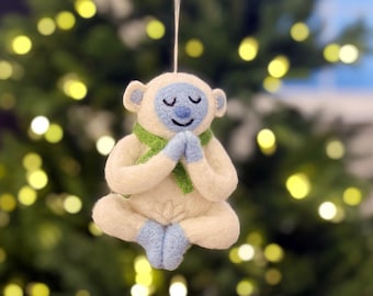 Ornement Yéti méditant | Décoration de Noël en feutre de laine faite main | Décoration de Noël