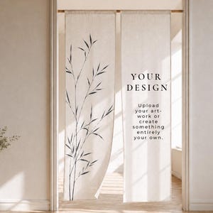 Op de afbeelding: Twee gebroken witte stoffen deurgordijnen hangen in een deuropening. Het linker gordijn heeft een donkergrijze illustratie van een bamboetak. Het rechter gordijn toont de zwarte tekst: YOUR DESIGN. Upload your artwork or create something entirely your own.