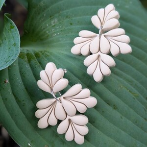 Floral earrings made of polymer clay beige