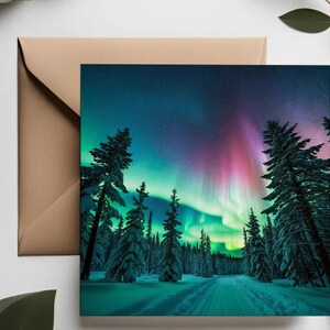 Scena invernale nordica / Cartoline del sentiero innevato con luci del nord / Set di biglietti di auguri / Sentiero nel bosco con neve pesante / Case nordiche sotto l'aurora boreale