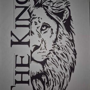 以下が含まれることがあります： ライオンの頭の白黒の線画で、画像の左側に「THE KING」という文字が縦に書かれています。
