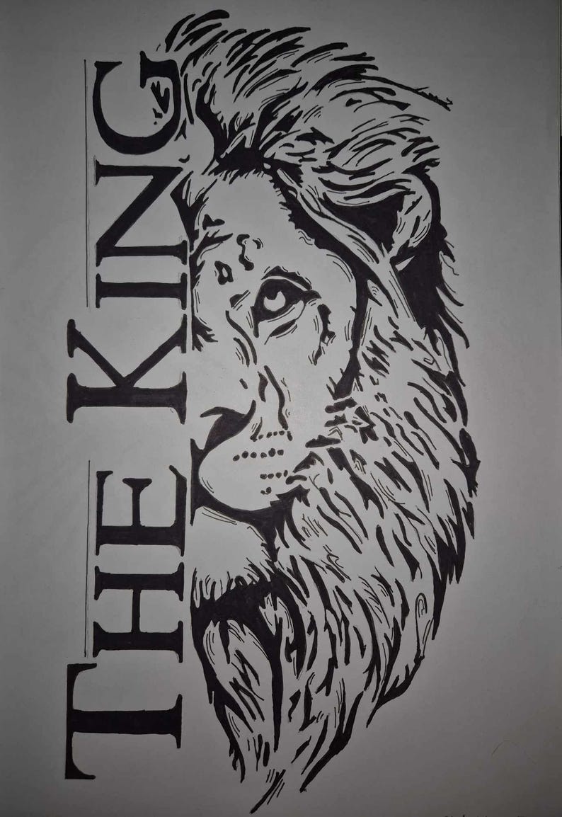 以下が含まれることがあります： ライオンの頭の白黒の線画で、画像の左側に「THE KING」という文字が縦に書かれています。