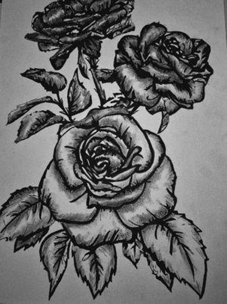 以下が含まれることがあります： 茎と葉のついたバラが3つ描かれた、白黒のインク画。バラは、花びらと葉が細かく描かれた写実的なスタイルで描かれている。