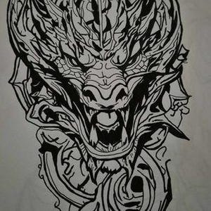 以下が含まれることがあります： 複雑なディテールが施された、黒と白の線画のドラゴンヘッド。ドラゴンの口は開いており、歯が見える。この絵は、スタイリッシュで、ほぼ部族的なスタイルで描かれている。