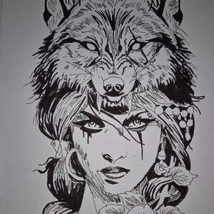 以下が含まれることがあります： 白黒のインクで描かれた、狼の頭をヘッドドレスにした女性の絵。女性は長い髪で、鑑賞者を見つめている。彼女は手に花を持っている。