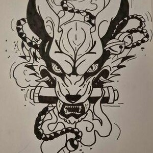 以下が含まれることがあります： 獰猛な表情をした日本の神話上の生き物の白黒の線画。生き物は角、牙、長い尾を持っている。絵は細部まで描かれており、複雑で、多くの陰影と質感がある。