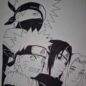 以下が含まれることがあります： 白黒の線画で描かれた4人のアニメキャラクター。キャラクターは漫画風。キャラクターはそれぞれ違う方向を見ている。キャラクターはそれぞれ違う服装をしている。キャラクターは全員白い背景の前に立っている。