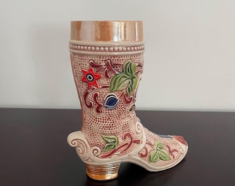 Stivale da cowboy vintage Gerz Gerzit Beer Stein della Germania occidentale. Scena della Fernsehturm di Stoccarda. Bicchieri d'epoca. Stivale da cowboy in ceramica.