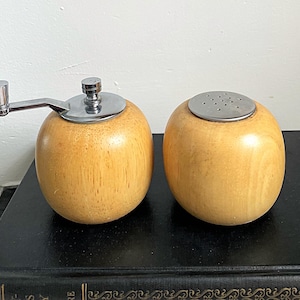 Wooden Salt and Pepper Shakers. Vintage Salt and Pepper shakers. Retro Kitchen Decor. Cabin Decor. Vintage lovers.