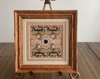 Dipinto di sabbia Navajo vintage firmato Simms, 7 pollici, arte popolare nativa americana del sud-ovest. Regalo vintage. Decorazione per la casa in stile retrò.