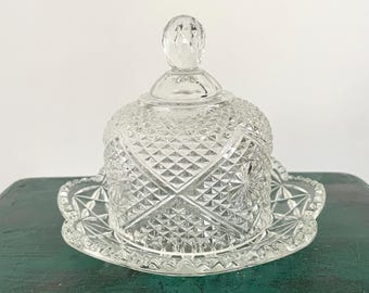 Manteigueira vintage de vidro Avon Fostoria: Prato para queijo em formato de cúpula, década de 1970