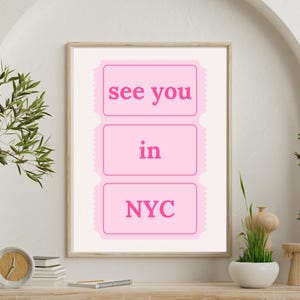 Arte mural con boletos de See You In NYC, obra de arte de viajes femenina de moda, póster estético rosa, ciudad de Nueva York, imagen, decoración de apartamentos, decoración del hogar