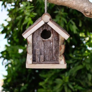 Wooden Bird House Bluebird and Finch Nesting Box, Durable Outdoor Wood Birdhouse for Bird Watching Enthusiasts Gift