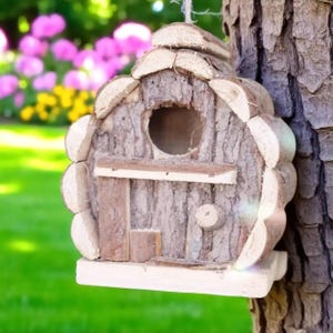 Wooden Bird House Bluebird and Finch Nesting Box, Durable Outdoor Wood Birdhouse for Bird Watching Enthusiasts Gift