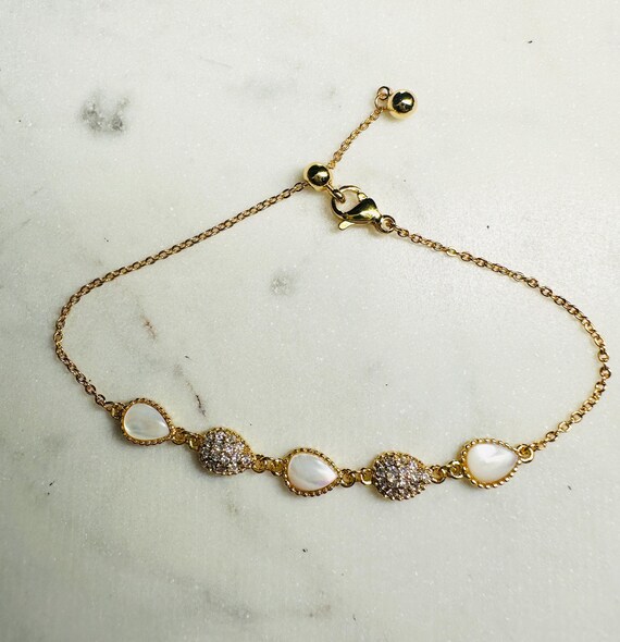 Elegant Gold Chain Bracelet with Crystal Accents Elarria Golden Stainless Steel Premium & Elegant Bracelet  main image 2