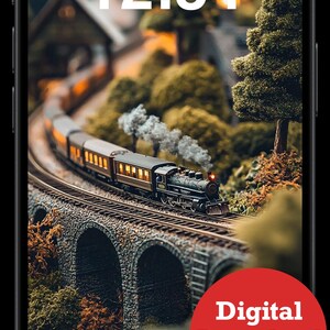 Può includere: Un treno in miniatura con una locomotiva a vapore nera e più vagoni passeggeri viaggia su un binario attraverso un paesaggio in miniatura con alberi e un ponte di pietra. L'ora è le 12:34 di un venerdì di agosto. L'immagine contiene un cerchio rosso con il testo "Download digitale" in bianco.