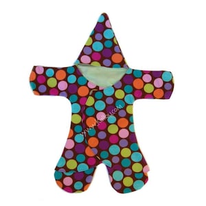 Op de afbeelding: Een kleurrijke baby-onesie met een capuchon, met een bruine achtergrond met grote, veelkleurige stippen. De onesie heeft lange mouwen en een wikkelontwerp. De tekst "www.kailou.com" is gedrukt op de voorkant.