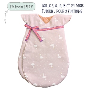 Peut inclure: Un sac de couchage pour bébé rose avec un motif de cygnes blancs et un ruban violet. Le sac est fait pour les bébés de 3, 6, 12, 18 et 24 mois. Le texte "Patron PDF" et "TAILLE 3, 6, 12, 18 ET 24 MOIS TUTORIEL POUR 3 FINITIONS" est imprimé sur l'image.
