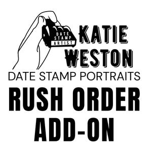 K&ouml;nnte beinhalten: Schwarz-wei&szlig;es Bild mit dem Text "KATIE WESTON DATE STAMP PORTRAITS" und "RUSH ORDER ADD-ON". Eine Hand h&auml;lt einen Datumsstempel mit der Aufschrift "DATE STAMP ARTIST".