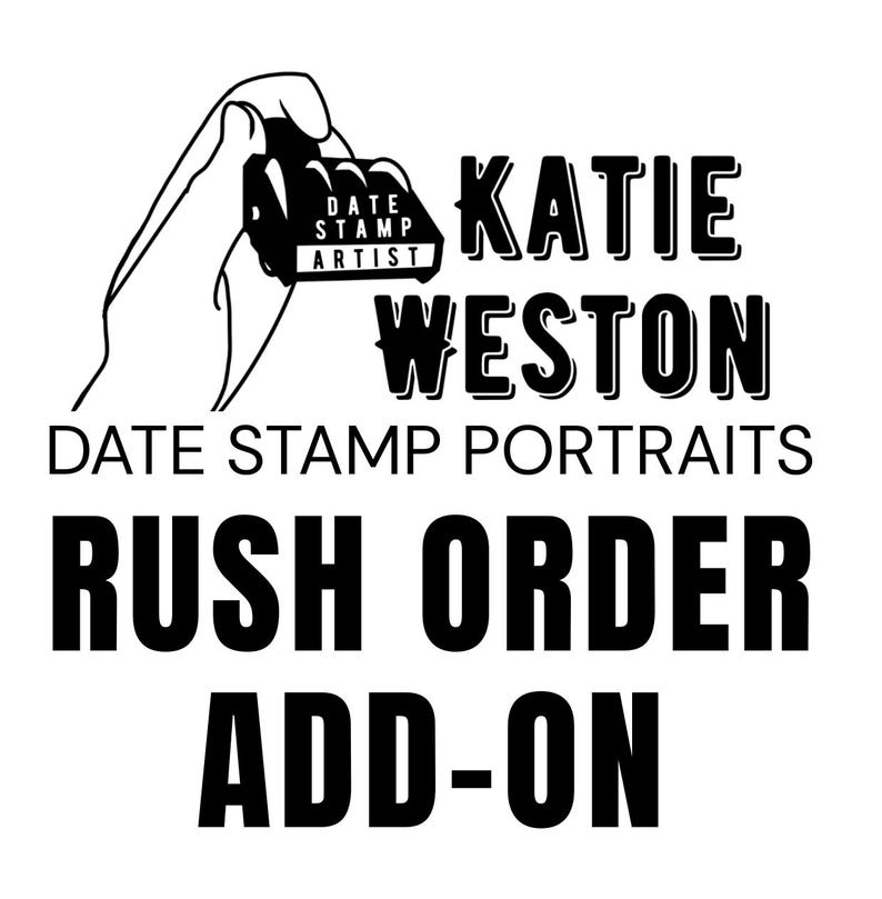 K&ouml;nnte beinhalten: Schwarz-wei&szlig;es Bild mit dem Text "KATIE WESTON DATE STAMP PORTRAITS" und "RUSH ORDER ADD-ON". Eine Hand h&auml;lt einen Datumsstempel mit der Aufschrift "DATE STAMP ARTIST".