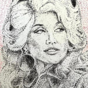 Puede incluir: Un retrato en blanco y negro creado enteramente a partir del texto repetido "JAN 19" en densidades variables. La obra representa a una persona con cabello voluminoso, grandes pendientes circulares y una camisa con cuello sobre un fondo rojo.