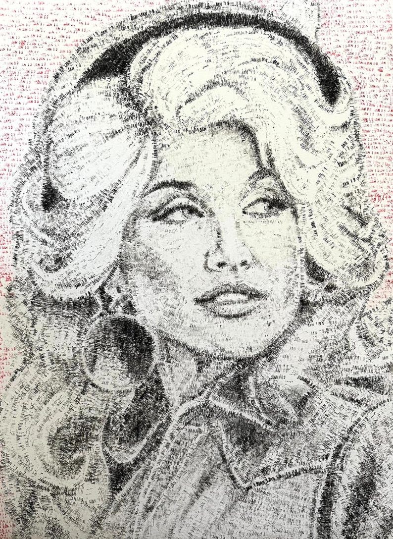 Puede incluir: Un retrato en blanco y negro creado enteramente a partir del texto repetido "JAN 19" en densidades variables. La obra representa a una persona con cabello voluminoso, grandes pendientes circulares y una camisa con cuello sobre un fondo rojo.
