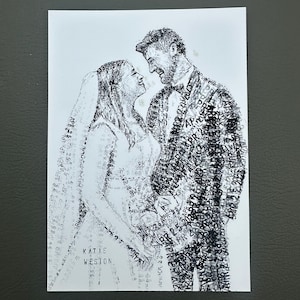 Puede incluir: Un retrato en blanco y negro de una pareja con ropa de boda, creado completamente a partir de sellos de texto repetidos con la fecha APR 25 2025. Los nombres KATIE WESTON est&aacute;n impresos en la esquina inferior izquierda de esta l&aacute;mina rectangular.